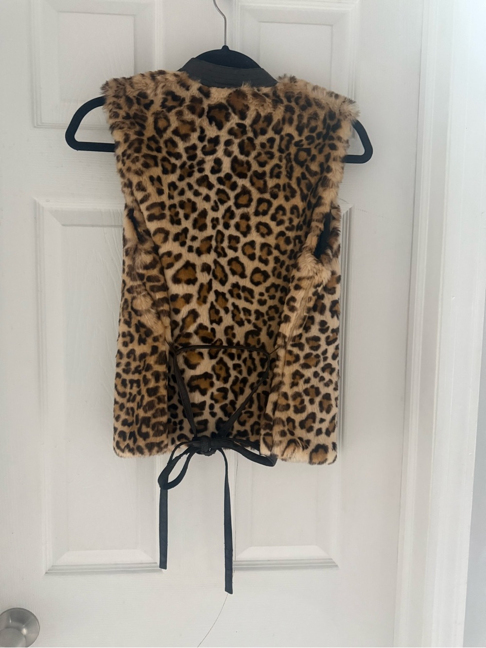Cache Leopard-Print Faux Fur Vest with Black Trim and Gold Chain Accent - Picture 5 of 7